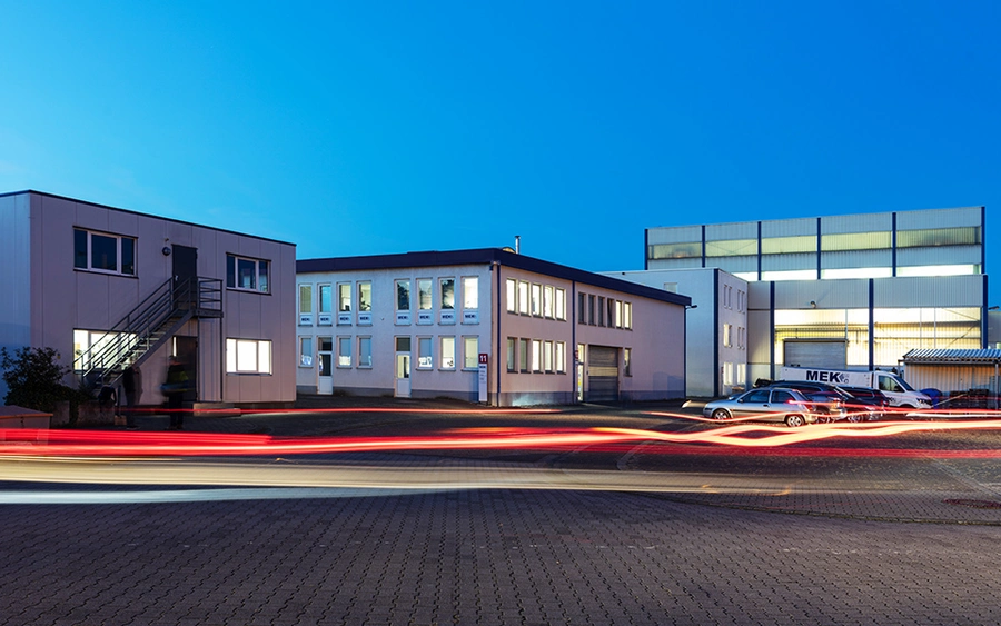 Blick auf das Werkgelände der MEK GmbH, ein Ort für hochwertige Maschinenbauproduktion und Ausbildung.