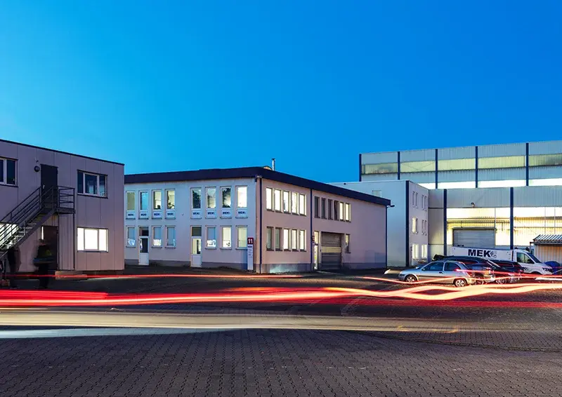 Blick auf das Werkgelände der MEK GmbH, ein Ort für hochwertige Maschinenbauproduktion und Ausbildung.