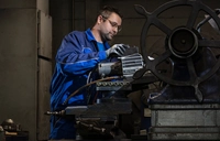 Umschulungsteilnehmer zum Maschinen- und Anlagenführer richtet eine Flammspritzanlage ein und sorgt für die korrekte Kalibrierung der Maschine.