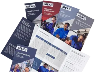 Mehrere Flyer mit Informationen zu den Bildungsangeboten, die auf der Download-Seite verfügbar sind.