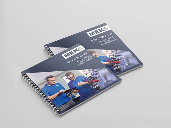 Zwei Broschüren zur Berufskunde im quadratischen Format mit Ringheftung im Hosentaschenformat auf grauem Hintergrund.