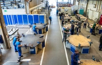 Vogelperspektive der Metallgrundausbildung in Krefeld, mit Teilnehmern, die an Werkstücken und Maschinen arbeiten.