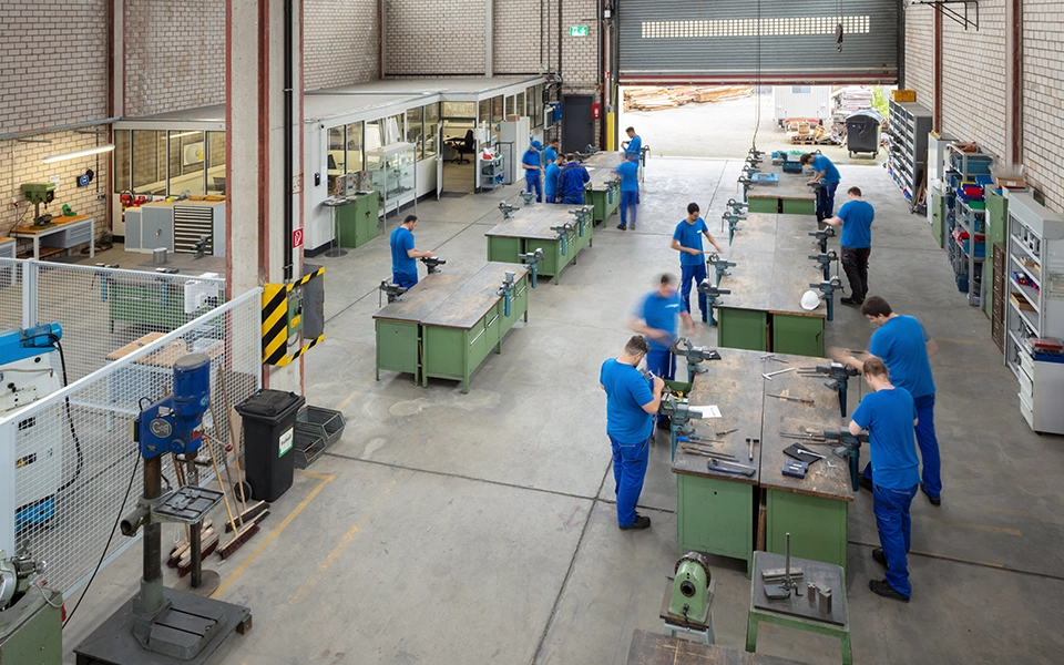 Luftaufnahme des Bereichs der Metallgrundausbildung am Standort Düsseldorf/Neuss, mit einem klaren Blick auf die Werkstätten und Arbeitsbereiche.