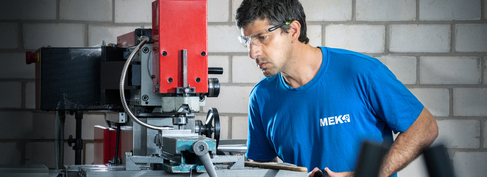 Fachkraft für Metalltechnik – Fachrichtung Zerspanungstechnik Umschulung im MEK-Bildungszentrum - Praktische Ausbildung mit modernen Geräten und erfahrenem Ausbildungspersonal.