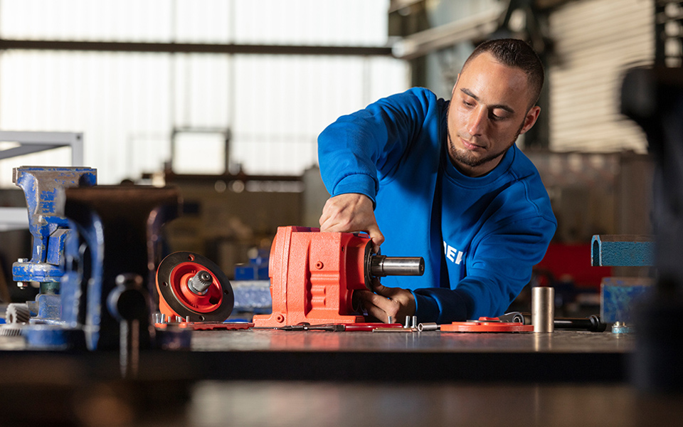 Industriemechaniker:in Umschulung im MEK-Bildungszentrum - Praktische Ausbildung mit modernen Geräten und erfahrenem Ausbildungspersonal.