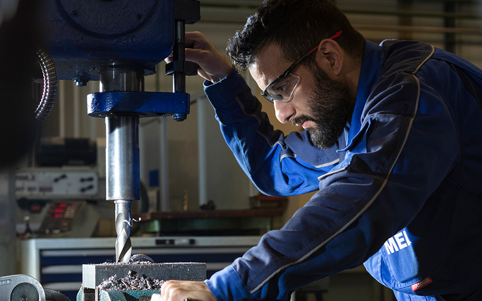 Fachkraft für Metalltechnik – Fachrichtung Montagetechnik Umschulung im MEK-Bildungszentrum - Praktische Ausbildung mit modernen Geräten und erfahrenem Ausbildungspersonal.