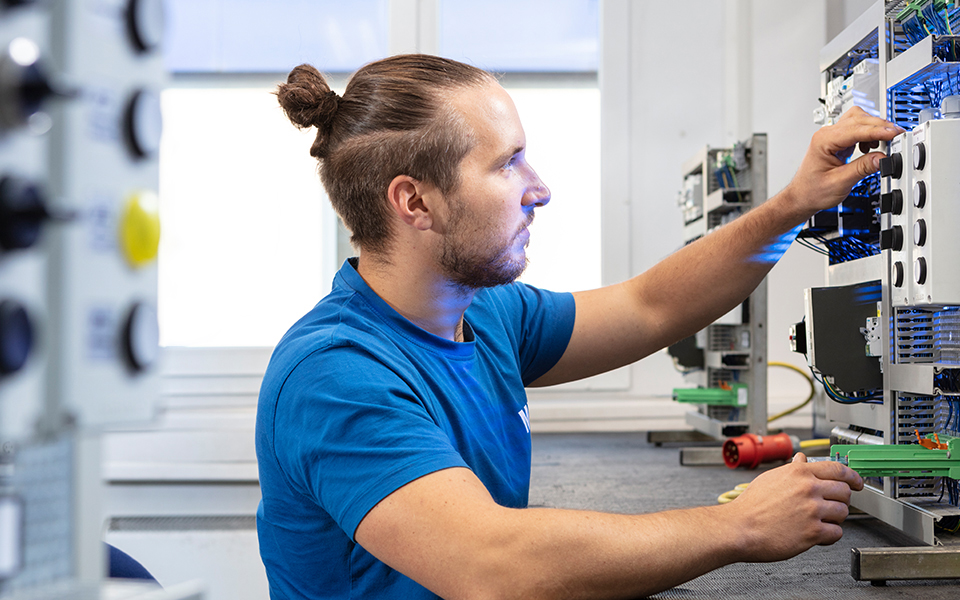 Elektroniker:in für Betriebstechnik Umschulung im MEK-Bildungszentrum - Praktische Ausbildung mit modernen Geräten und erfahrenem Ausbildungspersonal.