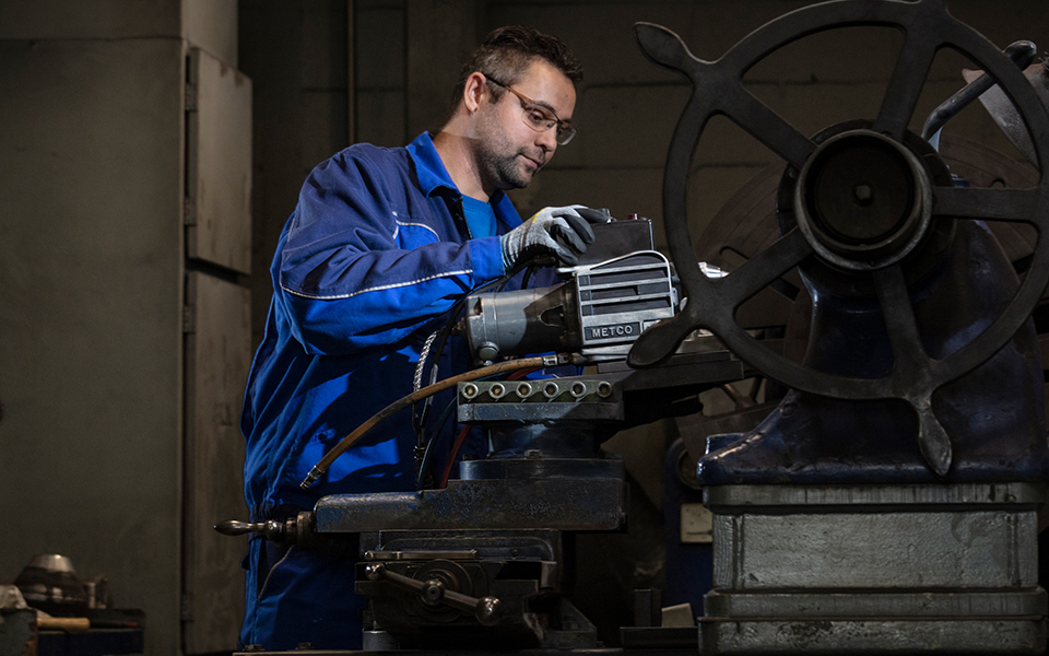 Maschinen- und Anlagenführer:in - Einsatzgebiet Metall- und Kunststofftechnik Umschulung im MEK-Bildungszentrum - Praktische Ausbildung mit modernen Geräten und erfahrenem Ausbildungspersonal.