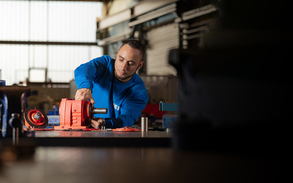 Industriemechaniker:in Umschulung im MEK-Bildungszentrum - Praktische Ausbildung mit modernen Geräten und erfahrenem Ausbildungspersonal.