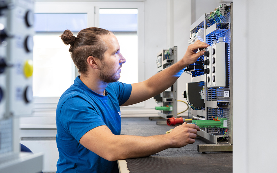 Elektroniker:in für Betriebstechnik Umschulung im MEK-Bildungszentrum - Praktische Ausbildung mit modernen Geräten und erfahrenem Ausbildungspersonal.