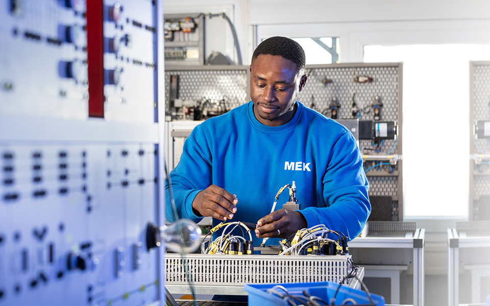 Mechatroniker:in Umschulung im MEK-Bildungszentrum - Praktische Ausbildung mit modernen Geräten und erfahrenem Ausbildungspersonal.