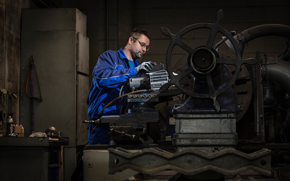 Maschinen- und Anlagenführer:in - Einsatzgebiet Metall- und Kunststofftechnik Umschulung im MEK-Bildungszentrum - Praktische Ausbildung mit modernen Geräten und erfahrenem Ausbildungspersonal.