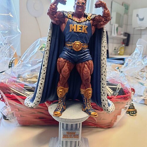 Nicht alle Superhelden tragen Capes... Moment, unserer schon! 🦸‍♂️👑
Dieses...